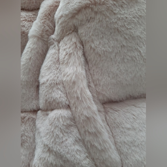 Plush 🧸 coat - Picture 2 of 3